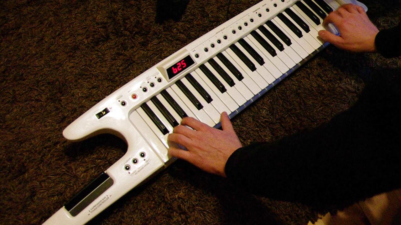 Sintetizador Roland AX-7 Keytar: O Teclado Portátil para Músicos