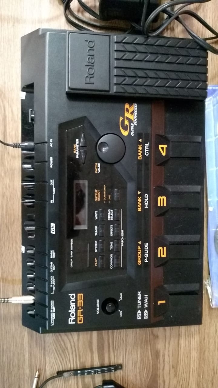 Roland GR-33 + GK-2A Pedaleira Sintetizador com Captador de