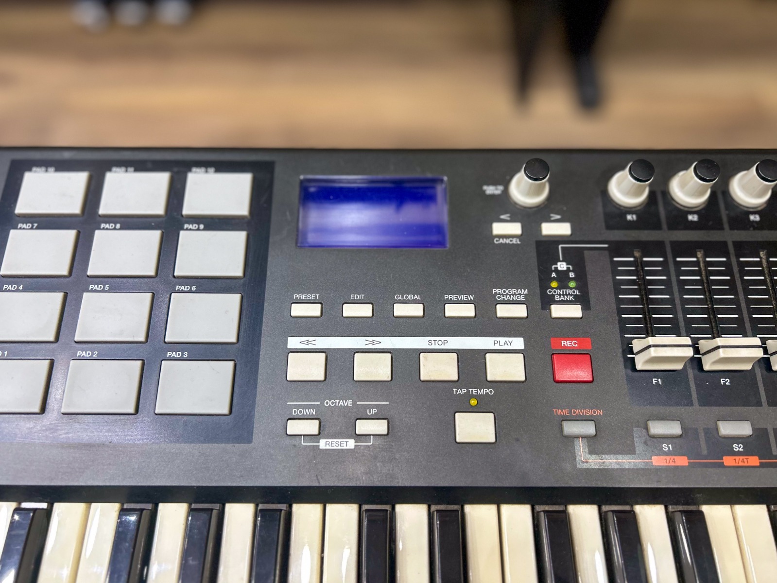 Teclado Controlador AKAI MPK49 Usado - 49 Teclas, 8 Pads MPC, USB MIDI