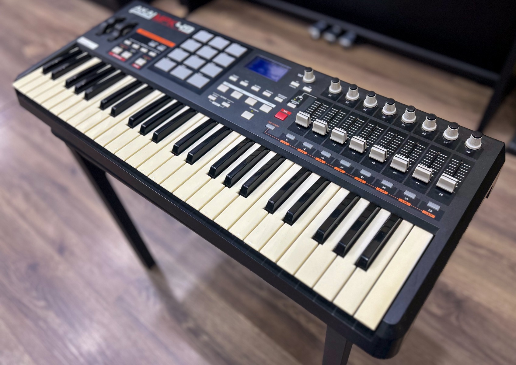Teclado Controlador AKAI MPK49 Usado - 49 Teclas, 8 Pads MPC, USB MIDI