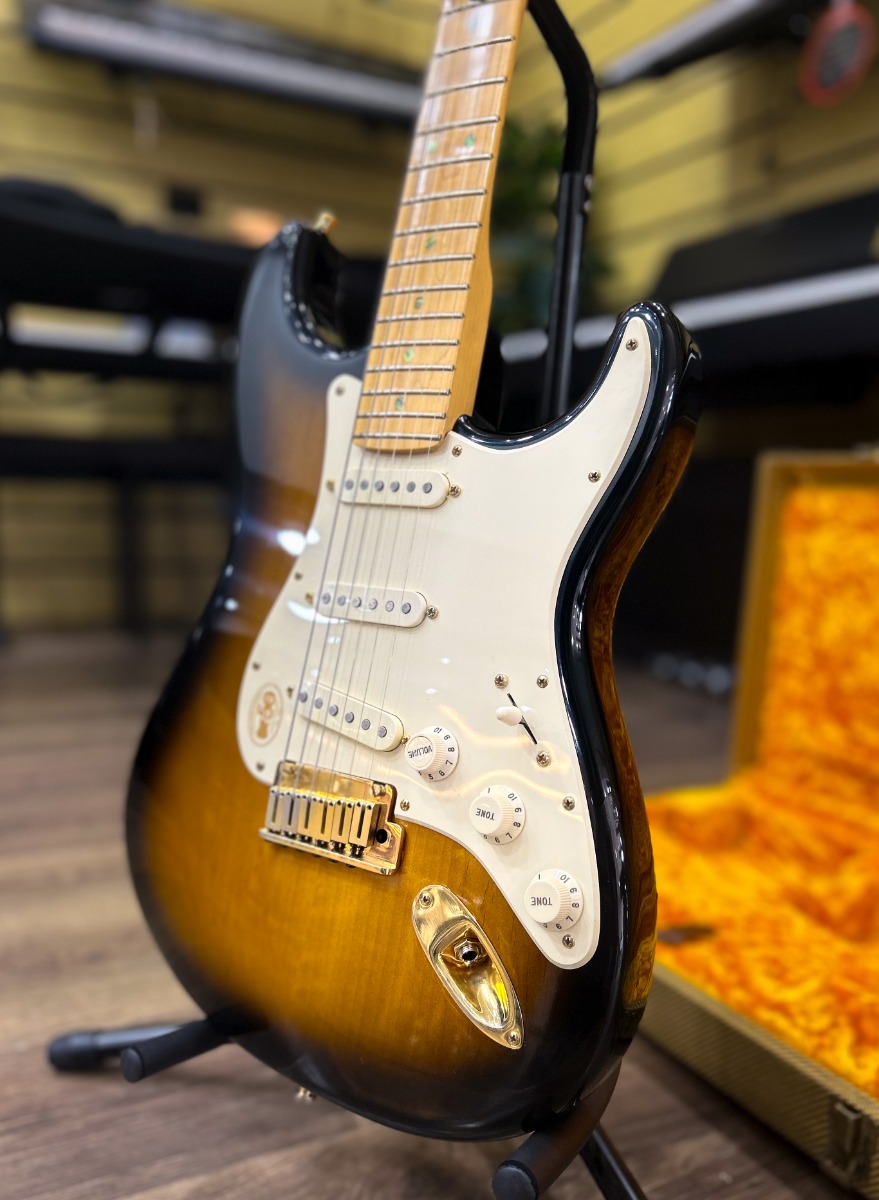 Fender AVRI '57 Stratocaster 2-Color Sunburst | Escala Bordo
