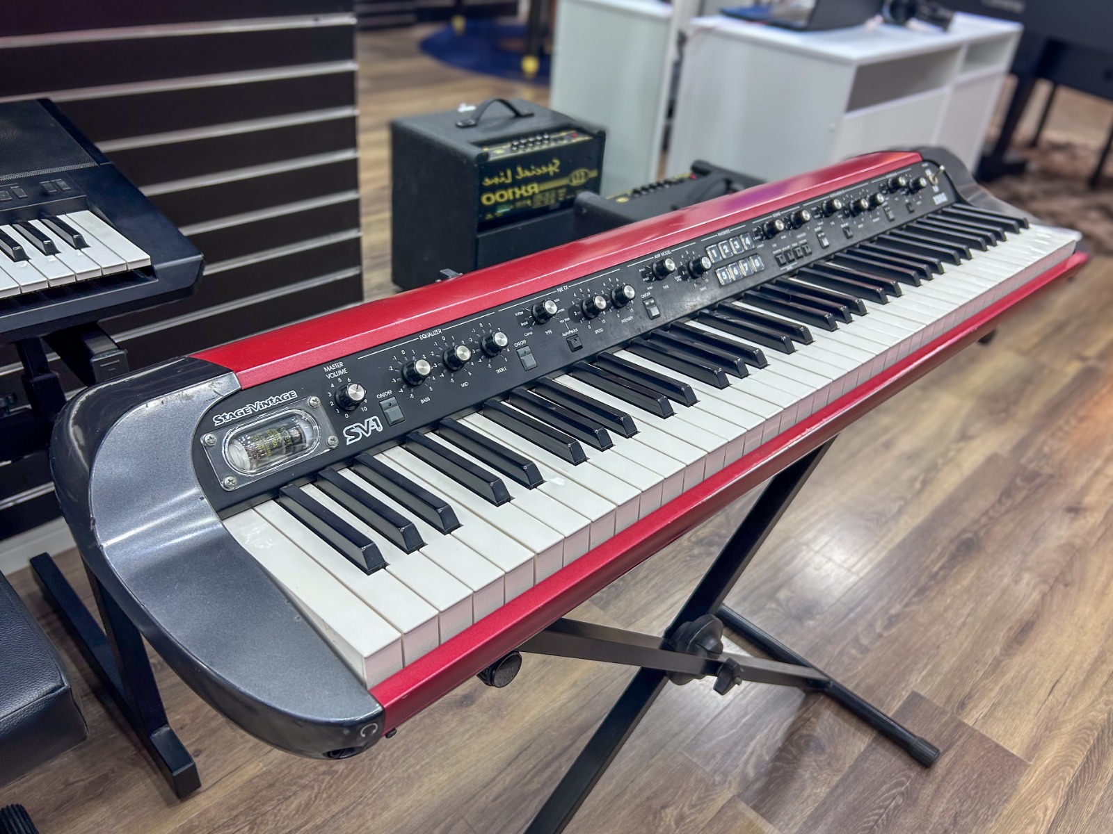 Korg SV-1 Vintage Vermelho e Preto - Piano Eletrônico Usado com