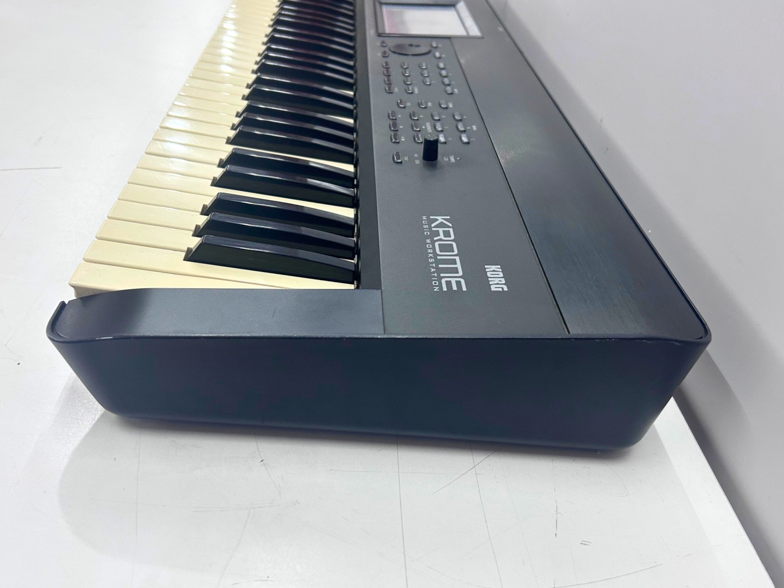 Teclado Sintetizador KORG KROME 73 - Preto - Usado | 73 Teclas e