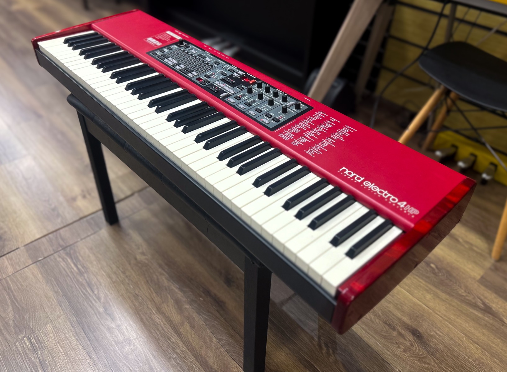 Teclado Nord Electro 4 HP 73 Vermelho Usado | Som Profissional de