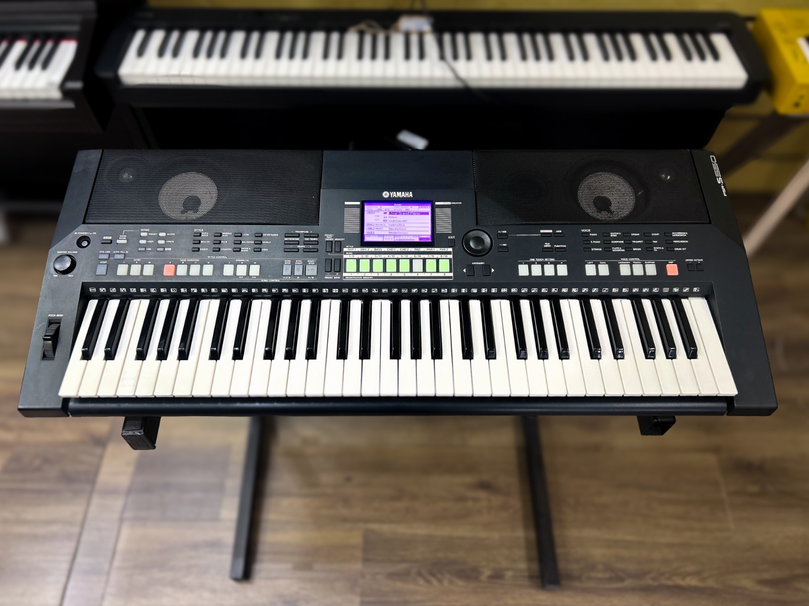 Teclado Arranjador Yamaha PSR-S550B Preto Usado - 61 Teclas, 112