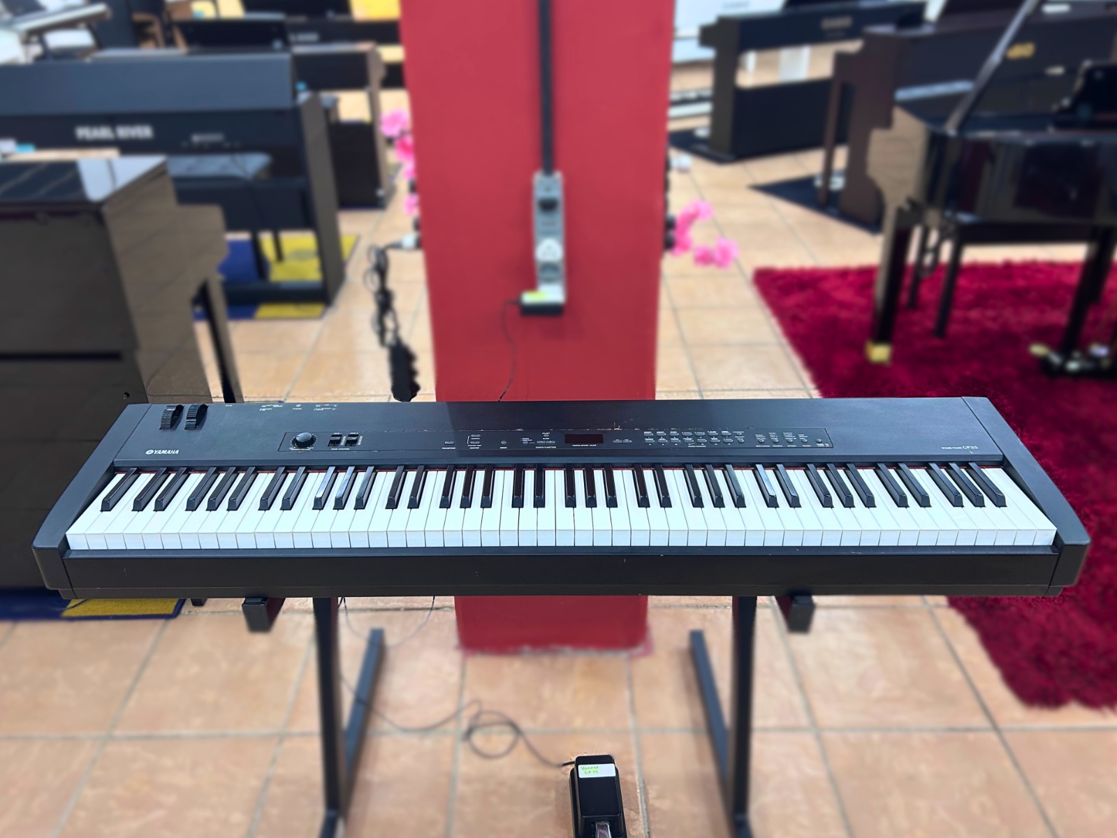 Yamaha CP 33 – Piano Digital Profissional – Som Realista e Toque